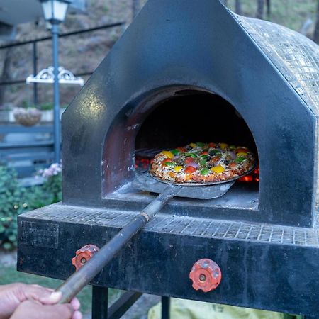 Stayvista At Floradale W Jacuzzi & Wood-Fire Pizza Kasauli Exterior photo