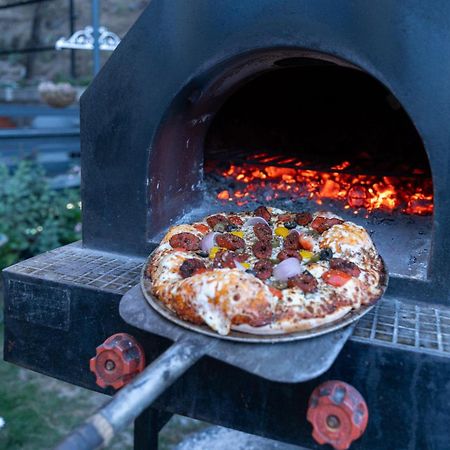 Stayvista At Floradale W Jacuzzi & Wood-Fire Pizza Kasauli Exterior photo