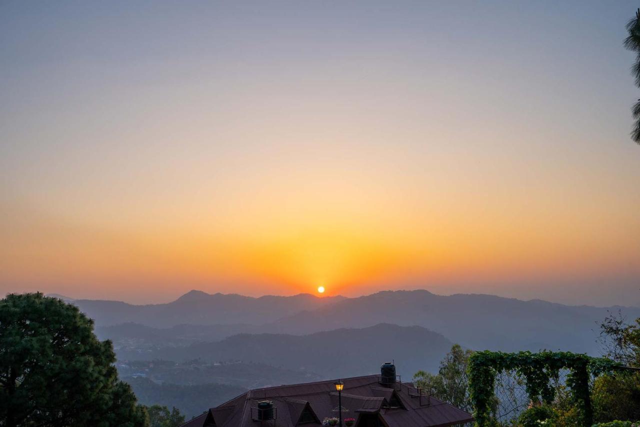 Stayvista At Floradale W Jacuzzi & Wood-Fire Pizza Kasauli Exterior photo