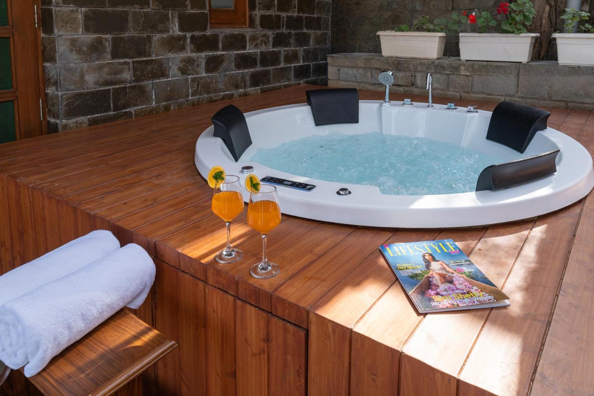 Stayvista At Floradale W Jacuzzi & Wood-Fire Pizza Kasauli Exterior photo