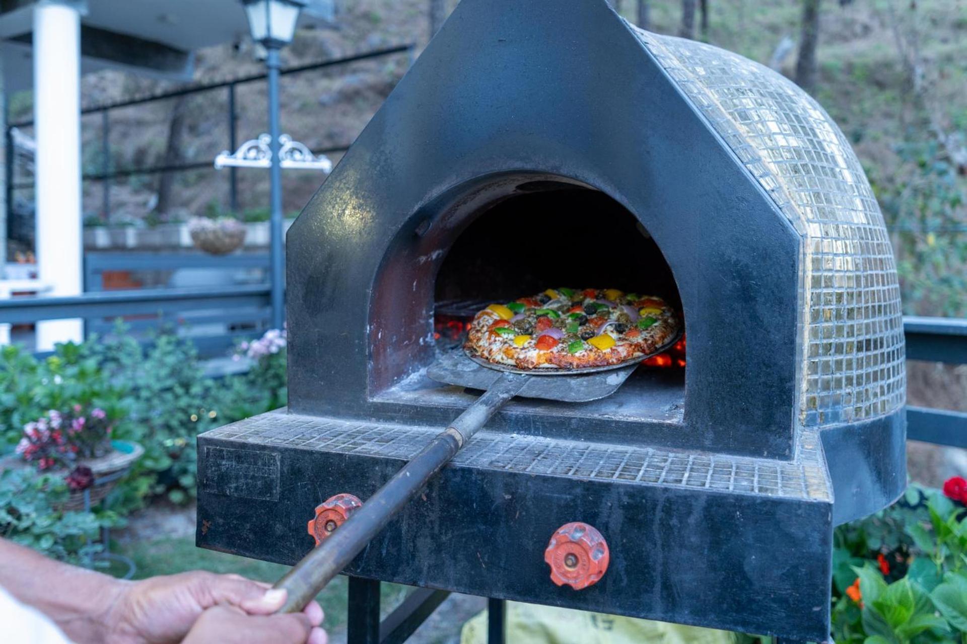 Stayvista At Floradale W Jacuzzi & Wood-Fire Pizza Kasauli Exterior photo