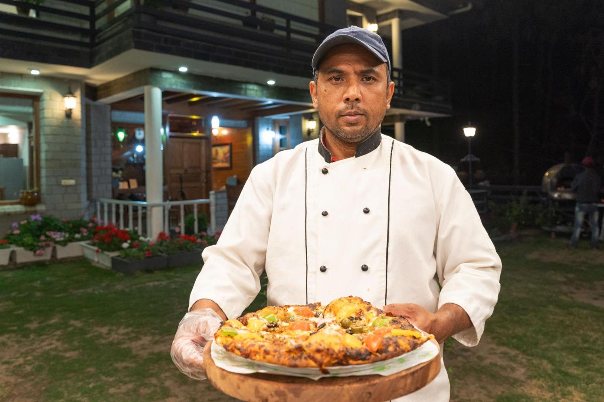 Stayvista At Floradale W Jacuzzi & Wood-Fire Pizza Kasauli Exterior photo