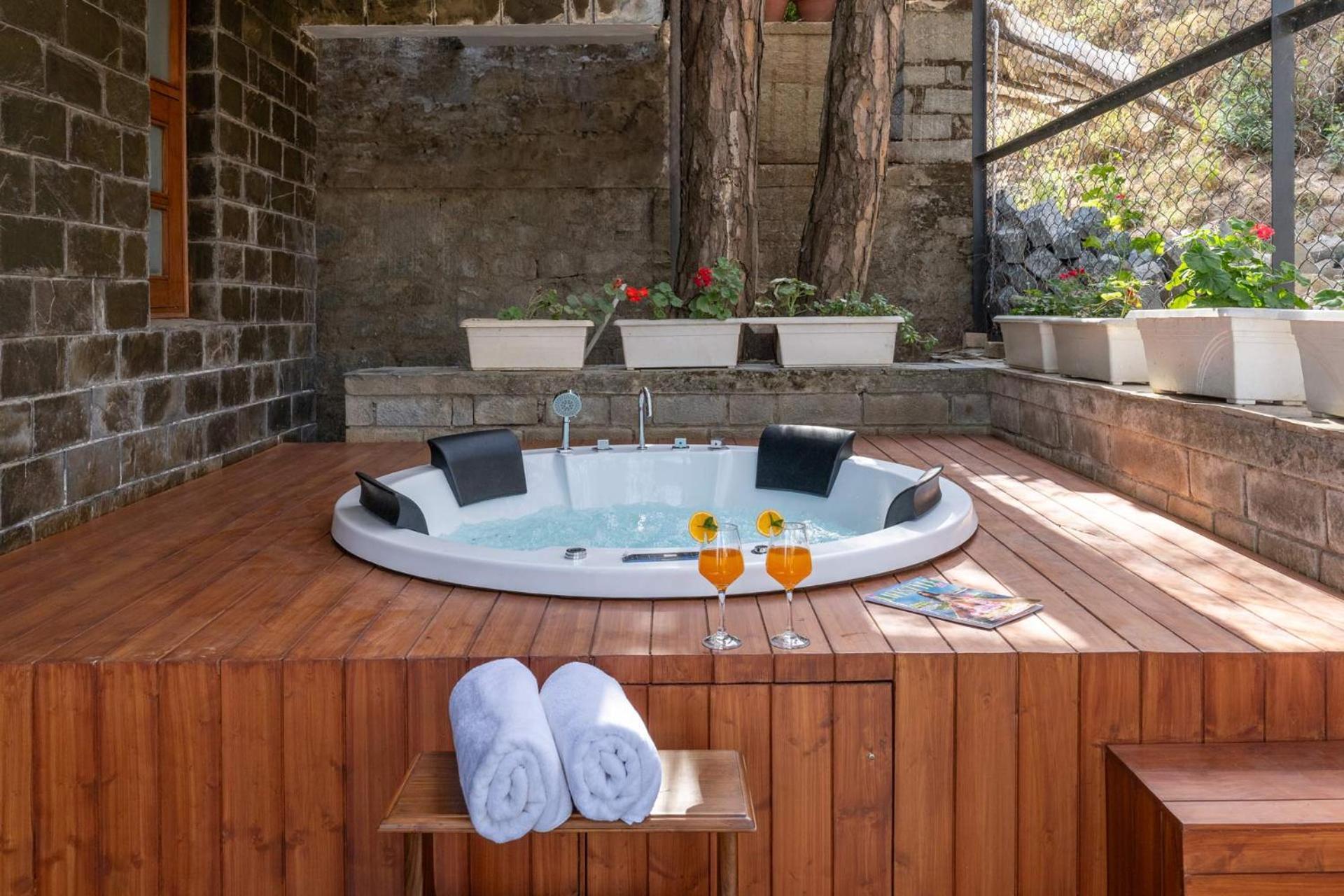 Stayvista At Floradale W Jacuzzi & Wood-Fire Pizza Kasauli Exterior photo